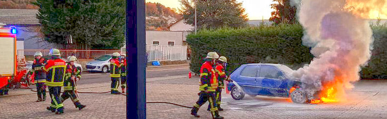 PKW Brand auf Parkplatz