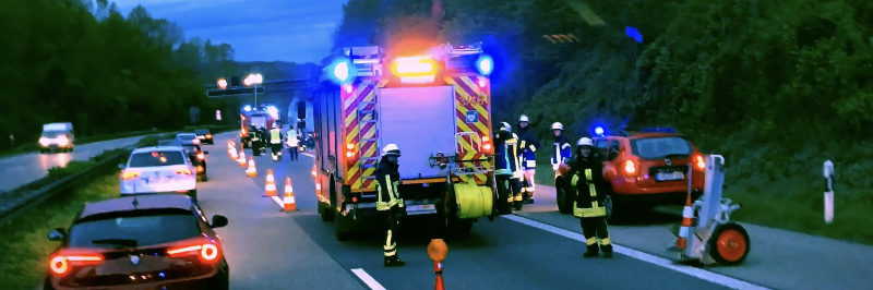 PKW Brand auf Autobahn