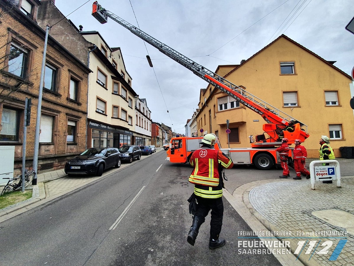 TH: Lose Teile auf Dach