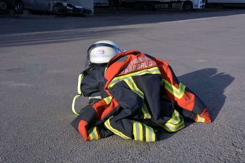 B2: PKW Brand auf Autobahn