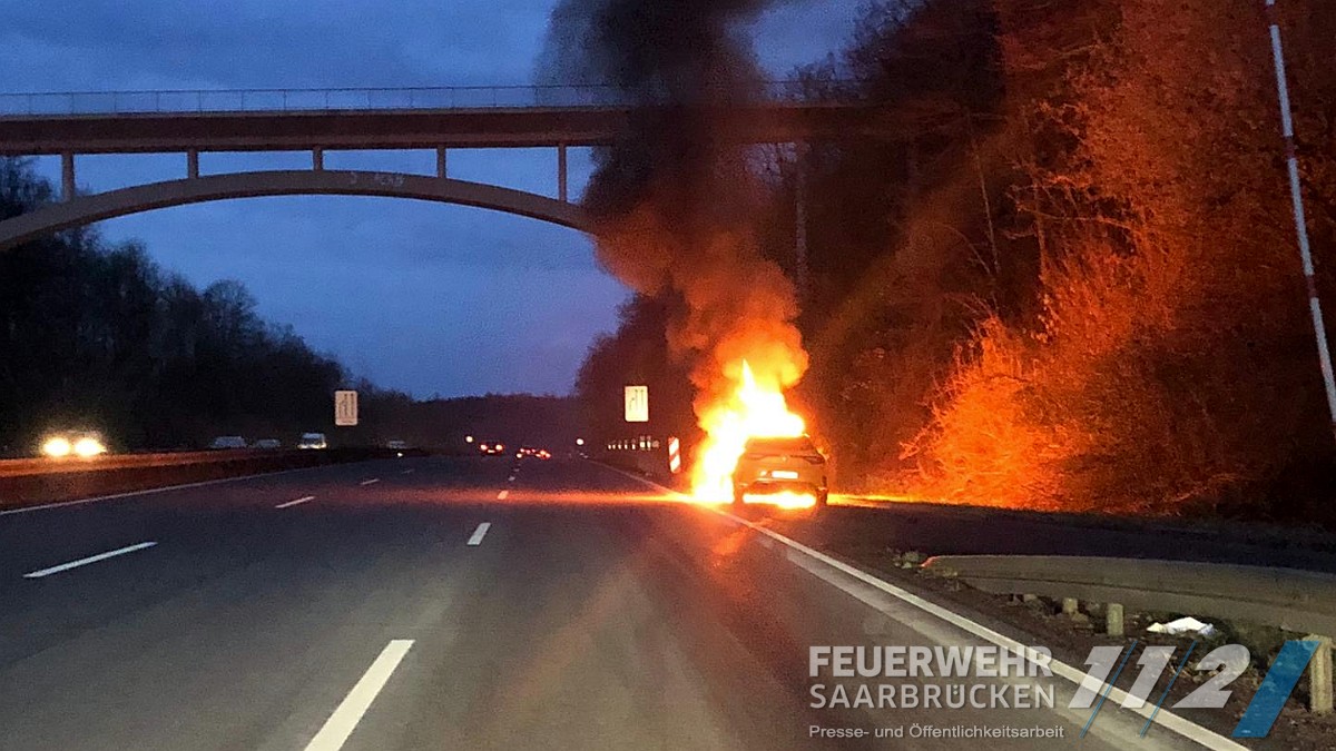 B2: PKW Brand auf Autobahn