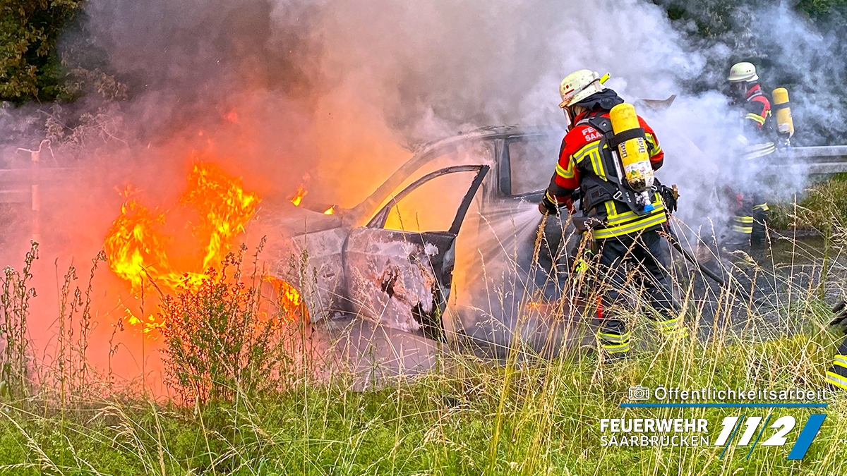 B2 – PKW Brand auf Autobahn