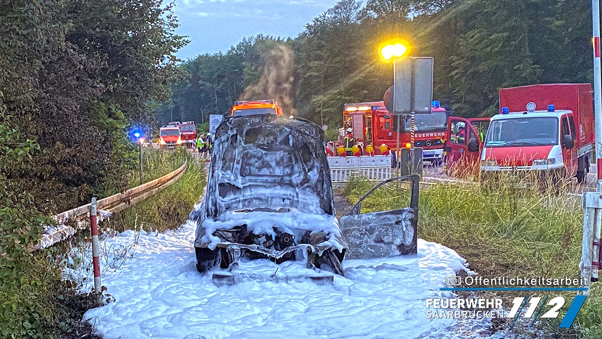 B2 – PKW Brand auf Autobahn