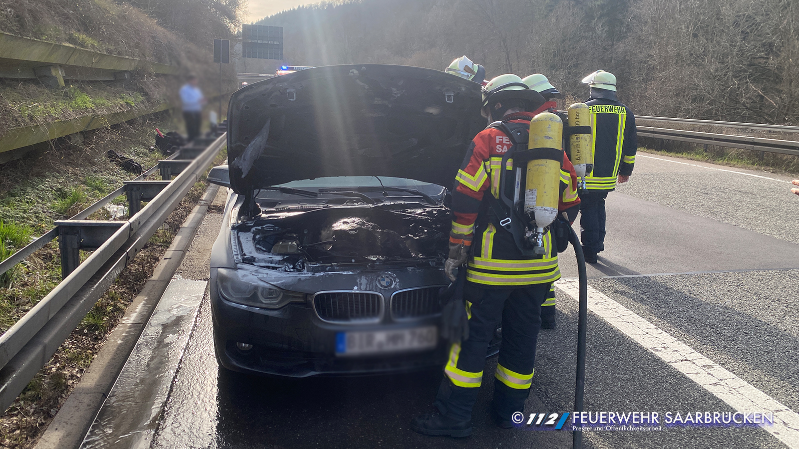 PKW Brand auf Autobahn