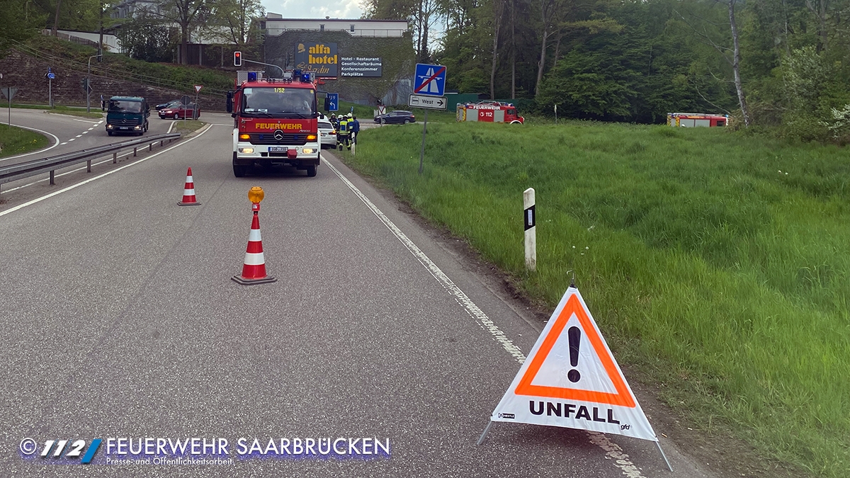 PKW Brand auf Autobahn