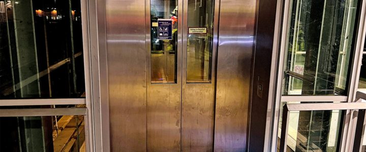 TH1 – Person in  Aufzug