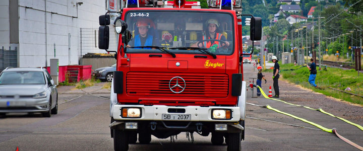 B2 – PKW-Brand auf Autobahn