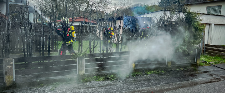 B3 – Brennt Thujahecke an Gebäude