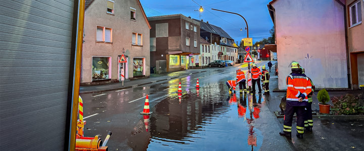 TH – Straße überflutet TH – Straße überflutet