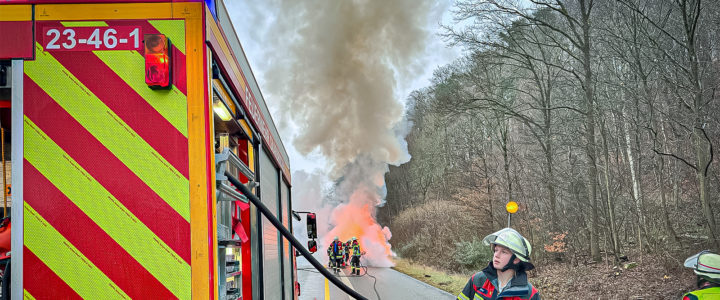 B2 – PKW-Brand auf Autobahn