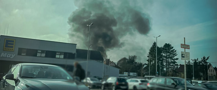 B3 – Rauchentwicklung hinter Edeka-Markt