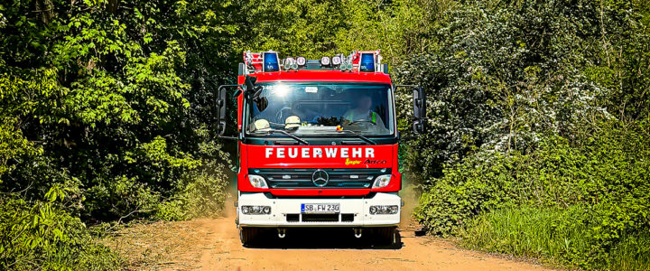 B2 – PKW-Brand auf Autobahn