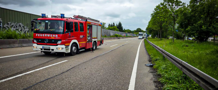 B2 – PKW-Brand auf Autobahn