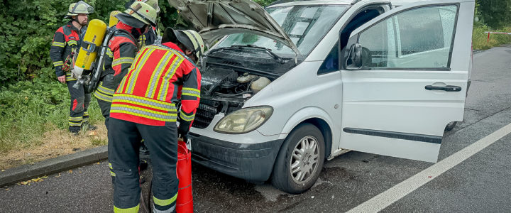 B2 – PKW-Brand auf Autobahn