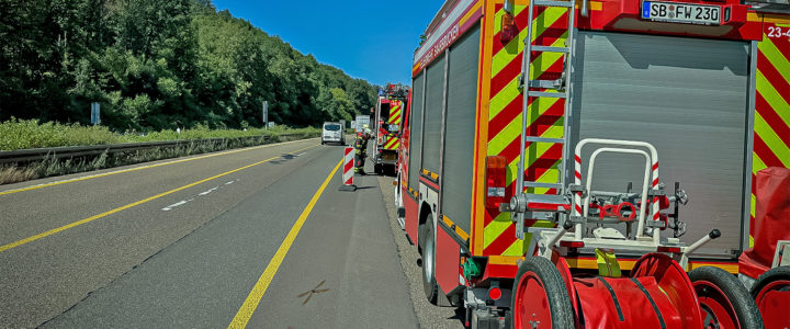 B2 – PKW-Brand auf Autobahn