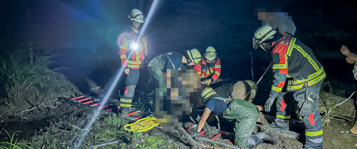 TH – Person steckt in Schlammloch