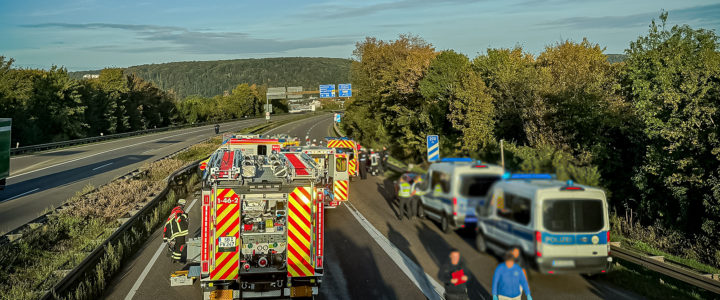 B2 – PKW Brand auf Autobahn